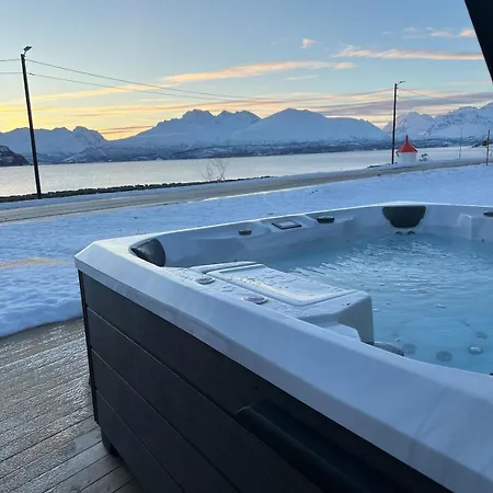 Easter Getaway With Fjord View Manndalen